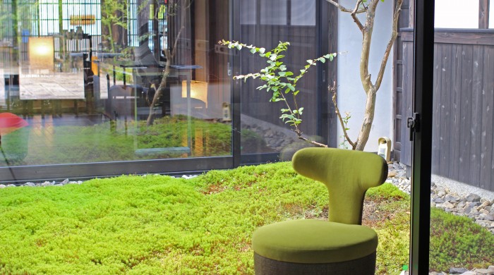 喜多俊之デザインの椅子と坪庭